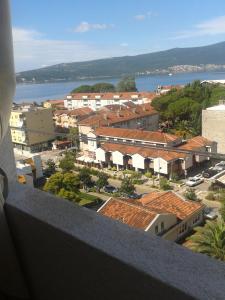 balkon z widokiem na miasto w obiekcie Dena apartman Tivat w mieście Tivat
