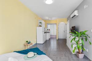 a room with a bed with a hat on it at Apartamento Bondi - PlusHolidays in Calpe
