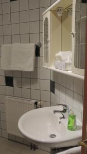 y baño con lavabo blanco y espejo. en Frühstückspension Barbara, en Pöchlarn