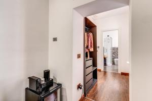 um corredor com uma parede branca e uma porta com um micro-ondas em Effe Luxury Palace em Roma