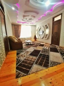 sala de estar con alfombra en el suelo en Fairy house, en Gabala