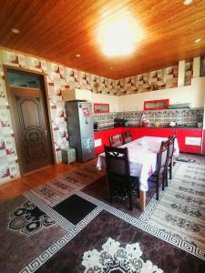 ein Esszimmer mit einem Tisch und einer Küche in der Unterkunft Fairy house in Qəbələ