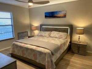 Ένα ή περισσότερα κρεβάτια σε δωμάτιο στο Park Shore Resort Modern Waterview 2 Bed 2 Baths