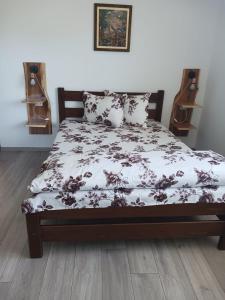Un pat sau paturi într-o cameră la Cabana Trei Brazi Colibita
