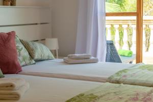 ein Schlafzimmer mit einem Bett mit zwei Handtüchern darauf in der Unterkunft Villa Maria -Port des Canonge- in Port des Canonge 