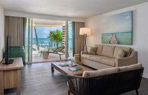 TV a/nebo společenská místnost v ubytování Amara Cay Resort