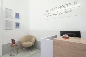 a waiting room with a chair and a counter at No Limit Barcelona Central in Barcelona