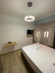 a bedroom with a large white bed in a room at RIAN GUEST HOUSE in Sarandë
