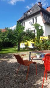 una mesa y sillas frente a una casa en SkyView Apartament, en Jelenia Góra