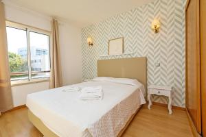 B19 - Marina Bay Apartment tesisinde bir odada yatak veya yataklar