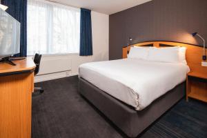 een hotelkamer met een bed en een televisie bij Holiday Inn Express Bristol City Centre, an IHG Hotel in Bristol