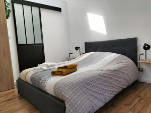 Postel nebo postele na pokoji v ubytování Studio - Au fond de la cour