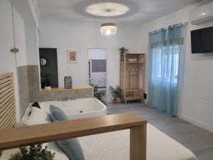 uma ampla sala de estar com uma banheira e uma televisão em APARTAMENTO LOFT DELUXE INTERIOR Y EXTERIOR em El Bosque