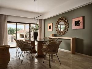 Posezení v ubytování La Maison Du Maire - Luxury Villa with Private Pool, by ZanteWize + 37 fotografií