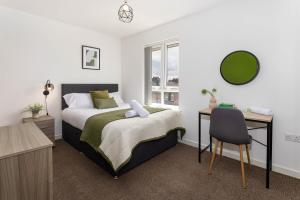 เตียงในห้องที่ Host Liverpool - Spacious Home for Family & Groups