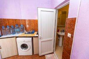 uma casa de banho com uma máquina de lavar roupa e uma máquina de lavar roupa em Homestay in Tbilisi center GM em Tbilisi