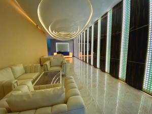 uma sala de espera com sofás e um tecto grande em Hotel Valentino em Noākhāli