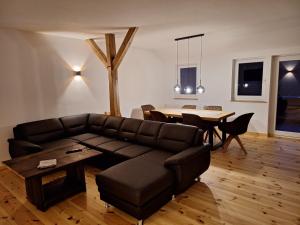 sala de estar con sofá y mesa en Dammann's Hof, en Bispingen