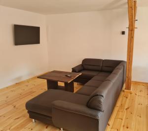 sala de estar con sofá y mesa en Dammann's Hof, en Bispingen