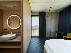 Ліжко або ліжка в номері Boulderbar Hotel Leonding