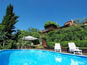een zwembad met twee stoelen en een huis bij Country House in Chianti Da Vieri in Certaldo
