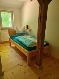 1 dormitorio con 1 cama con marco de madera en Dammann's Hof en Bispingen
