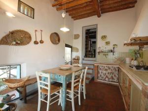 een keuken met een tafel en stoelen in een kamer bij Country House in Chianti Da Vieri in Certaldo