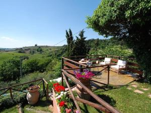 een tuin met een tafel, stoelen en bloemen bij Country House in Chianti Da Vieri in Certaldo