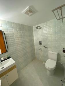 uma casa de banho com um WC e um lavatório em Hotel Valentino em Noākhāli