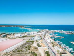 - Vistas aéreas a una playa con puerto deportivo en Cas Saliners - La Savina, en La Savina