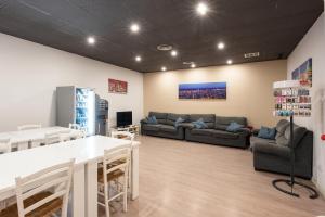 a room with couches and a couch and a table at No Limit Barcelona Central in Barcelona