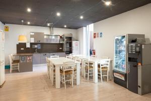 a kitchen with a table and chairs and a refrigerator at No Limit Barcelona Central in Barcelona