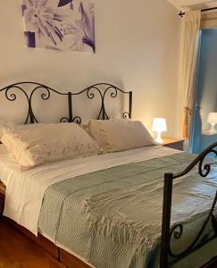 1 dormitorio con 1 cama grande y edredón blanco en via Cappuccini 2b, en Gorizia