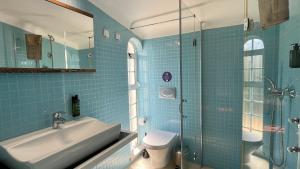 uma casa de banho com um lavatório, um WC e um chuveiro em Poço by Check-in Portugal em Albufeira