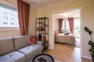 sala de estar con sofá y cama en Stock Room apartman, en Budapest