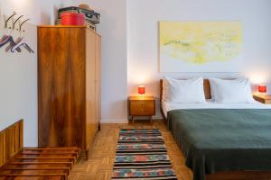 Schlafzimmer mit einem Bett und einem Holzschrank in der Unterkunft magdas HOTEL Vienna City - First Social Business HOTEL in Austria in Wien