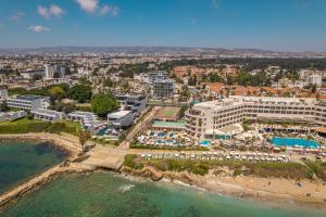 uma vista aérea da praia e dos edifícios em Waterside Sea View Apartments em Pafos