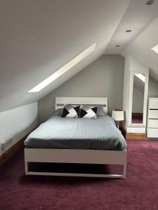 um quarto com uma cama grande num sótão em Corner House - quiet cul-de-sac em York
