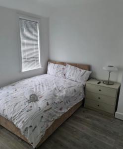 um quarto com uma cama, uma cómoda e uma janela em PUREWAYS em Southampton