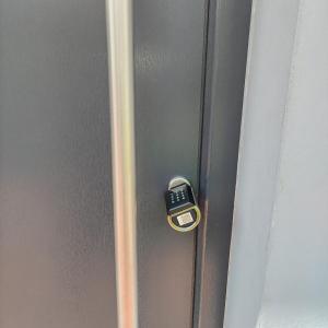 a door with a door knob and a lock on it at Ferienwohnung für 2 Personen Wellness & Radverleih in Schwei