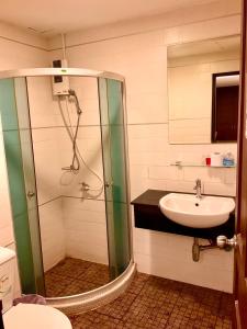 y baño con ducha y lavamanos. en Sota Residence, en Pattaya South