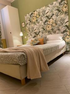 ローマにあるLe Stanze dei Cardinaliのベッドルーム1室(花柄のヘッドボード付きのベッド1台付)