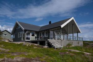 ein Haus auf einem Hügel in der Unterkunft Arctic Panorama House in Lødingen