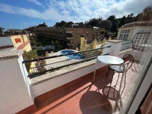 balcón con mesa y sillas en Apartaments Monjardí en Lloret de Mar