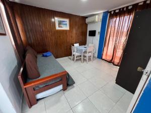 Habitación pequeña con cama pequeña y mesa en Apartaments Monjardí en Lloret de Mar