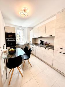 Køkken eller tekøkken på Urban Plaza Astra - Rise Private Apartments & Suites + 47 billeder