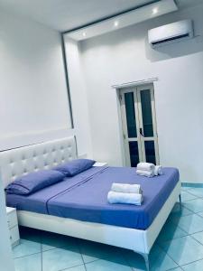 a bedroom with a bed with towels on it at Apartaments B&M in Ischia