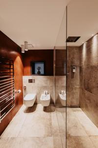 a bathroom with two sinks and two toilets at Guesthouse Suiteseven in Merano