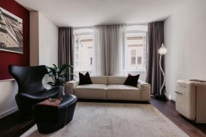 - un salon avec un canapé et une chaise dans l'établissement Guesthouse Suiteseven, à Merano