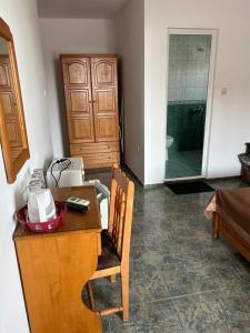 Camera con scrivania, sedia e bagno. di КЪЩА"Перла" a Ravda